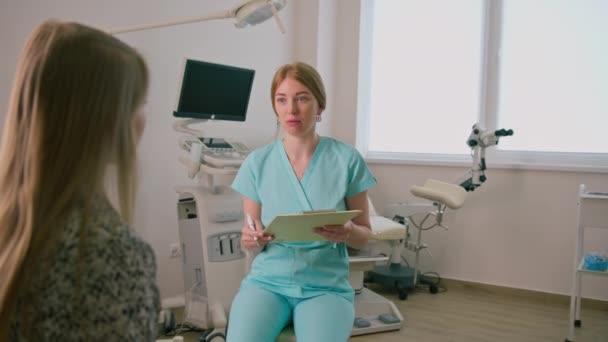 Ginekolog Rozmawia Pacjentem Podczas Konsultacji Lekarskiej Nowoczesnej Klinice Gabinecie Ginekologicznym — Wideo stockowe