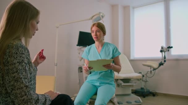 婦人科医が婦人科事務所の現代診療所で診察中に患者と話をする — ストック動画