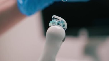 Jinekolog, klinik tıbbı ve sağlık konsepti yakın çekim jel cihazlarındaki hastaya teşhis koymak için transvajinal ultrasona jel uyguluyor.