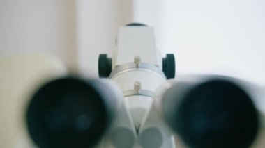 Modern koloskop ve tıbbi gereçleri olan bir klinikte jinekoloji ofisi. Kadın doğum konsepti.