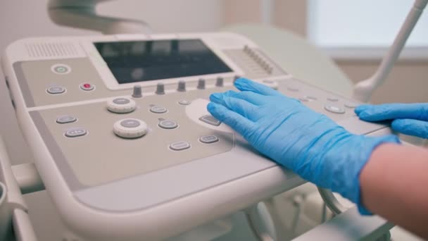 Ein Gynäkologe Verwendet Ein Transvaginales Ultraschallgerät Das Auf Knopfdruck Ein — Stockvideo