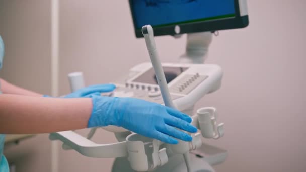 Ginecólogo Sostiene Dispositivo Ultrasonido Transvaginal Sus Manos Para Diagnosticar Paciente — Vídeo de stock