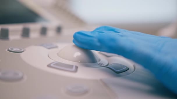 Gynekolog Používá Transvaginální Ultrazvuk Stiskne Tlačítka Pořídí Snímek Vnitřních Orgánů — Stock video
