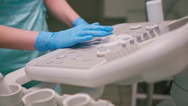 婦人科医は 超音波デバイスプレスボタンを使用して 臨床閉鎖中の患者の内臓の写真を撮ります — ストック動画