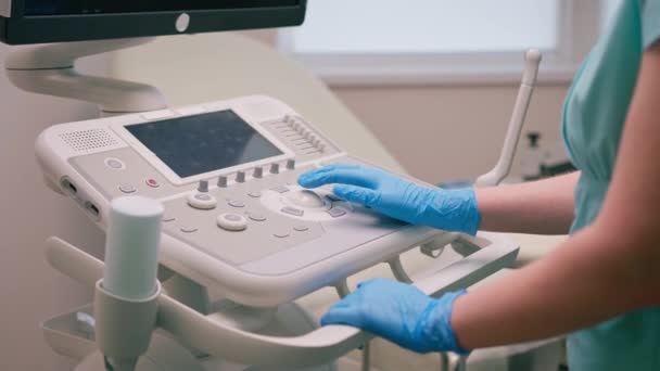 Gynécologue Utilise Appareil Échographie Transvaginale Appuie Sur Les Boutons Pour — Video