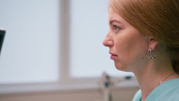집중된 부인과 의사는 초음파 장치의 도움으로 병원에서 환자를 진단합니다 — 비디오