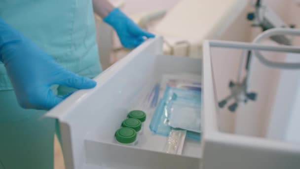 Een Gynaecoloog Bereidt Zich Voor Een Onderzoek Van Een Patiënt — Stockvideo