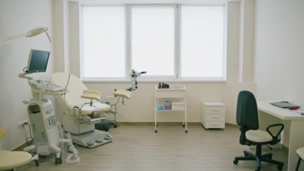 Gynekologisk Kontor Kliniken Gynekologisk Stol Utrustning Medicin Sjukhus Gynekologi Kvinnors — Stockvideo