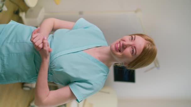 Uśmiechnięty Lekarz Ginekolog Gabinecie Ginekologicznym Pobliżu Usg Krzesło Ginekologiczne Czeka — Wideo stockowe