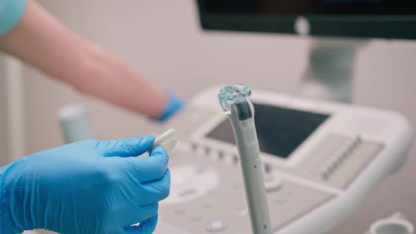 Gynekolog Tillämpar Gel Transvaginalt Ultraljud För Att Diagnostisera Patienten Kliniken — Stockvideo