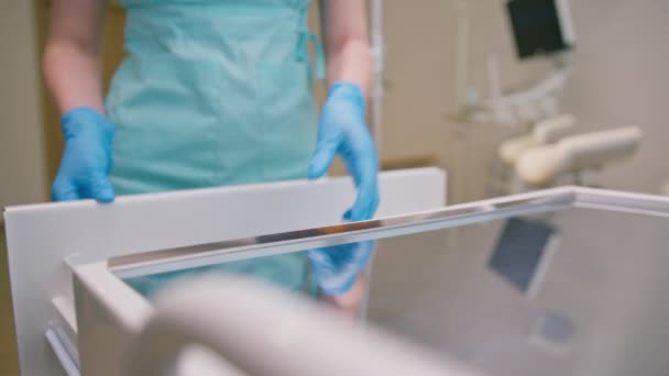 Gynécologue Prépare Examen Patient Choisit Des Instruments Dans Une Clinique — Video