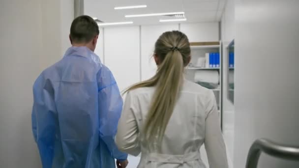 Radiolog Utför Datortomografi Procedur Medicinsk Klinik Huvudundersökning Som Utförs Patienten — Stockvideo