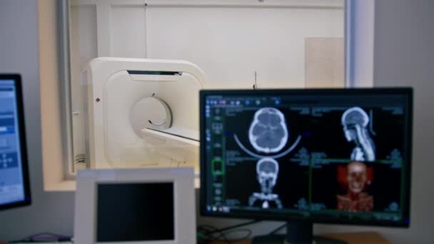 Equipamento Tomografia Computadorizada Tela Clínica Com Imagem Tomográfica Sala Pesquisa — Vídeo de Stock