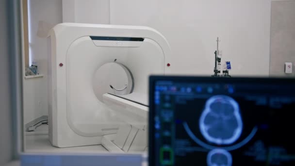 Datortomografi Utrustning Kliniken Skärmen Med Tomografisk Bild Det Medicinska Forskningsrummet — Stockvideo