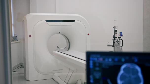 临床屏幕上的计算机断层扫描设备及医疗研究室的断层扫描图像 — 图库视频影像