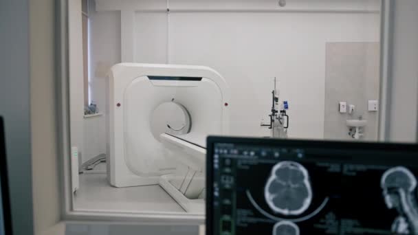Sprzęt Tomografii Komputerowej Ekranie Kliniki Wizerunkiem Tomografii Sali Badań Medycznych — Wideo stockowe