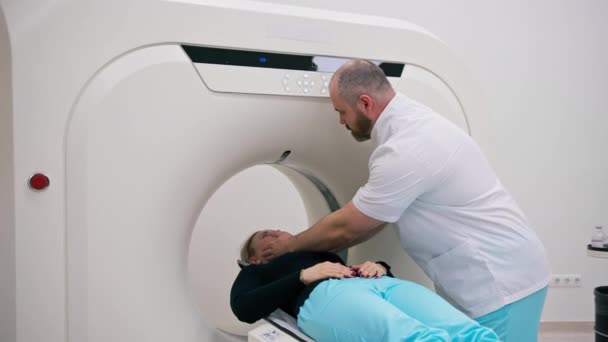 放射線科医が診療所でコンピュータ断層撮影法を実施患者に対して頭部検査を実施 — ストック動画