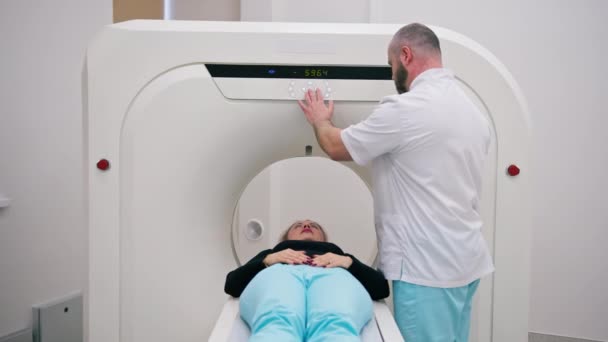 Radiotolog Provádí Počítačovou Tomografii Lékařské Klinice Vyšetření Hlavy Provádí Pacienta — Stock video