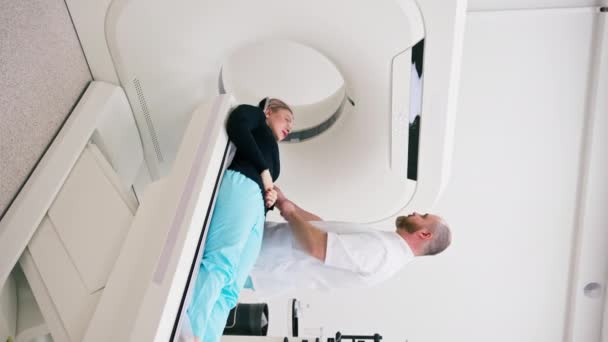 Radiologue Effectue Une Tomodensitométrie Dans Une Clinique Médicale Examen Tête — Video