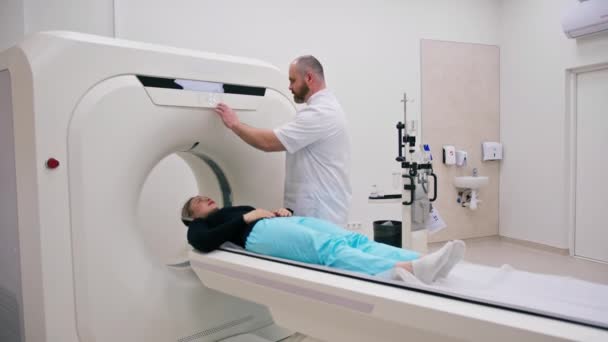 Radiologista Realiza Procedimento Tomografia Computadorizada Uma Clínica Médica Exame Cabeça — Vídeo de Stock