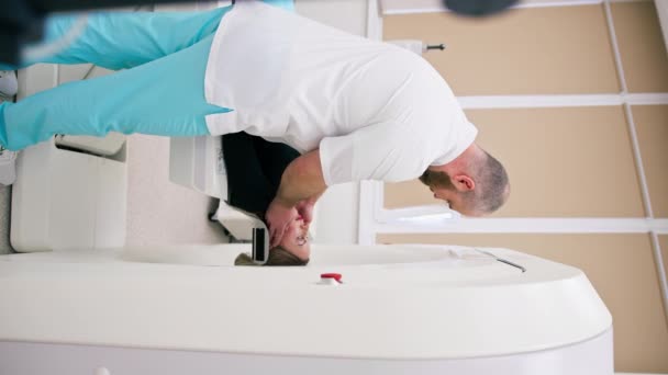 Radiológus Számítógépes Tomográfiás Eljárást Végez Egy Orvosi Klinikán Fejvizsgálatot Betegen — Stock videók