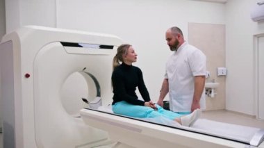 Röntgen taraması yapılmadan önce bir doktor klinikte bir hastaya danışıyor.