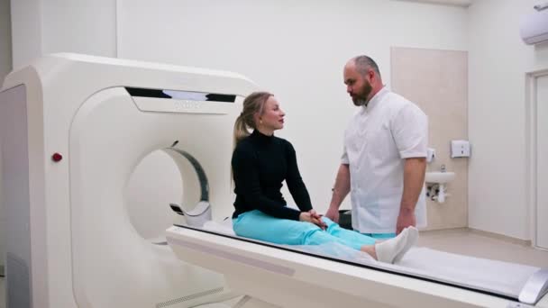 의사는 엑스레이를 촬영하기 병원에서 환자와 — 비디오