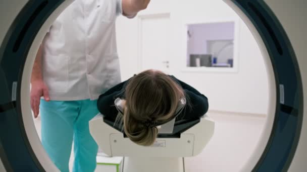 Patient Subit Une Tomodensitométrie Dans Scanner Hôpital Équipement Haute Technologie — Video
