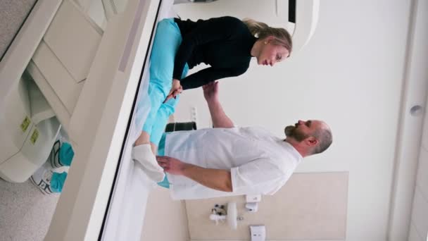 Médecin Consulte Patient Dans Une Clinique Médicale Avant Procédure Tomodensitométrie — Video