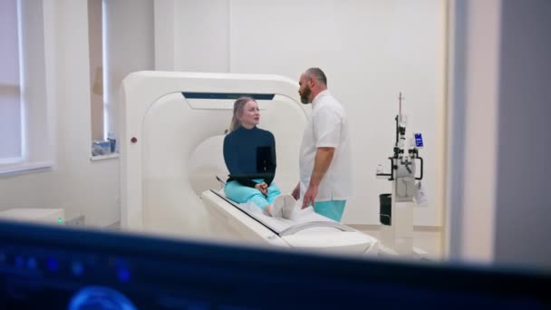 在X光计算机断层扫描前 医生会先咨询诊所的病人 — 图库视频影像