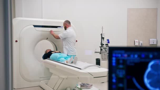 放射線科医が診療所でコンピュータ断層撮影法を実施患者に対して頭部検査を実施 — ストック動画