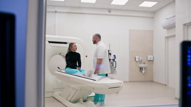 Médico Consulta Paciente Uma Clínica Médica Antes Procedimento Tomografia Computadorizada — Vídeo de Stock