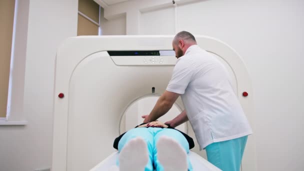 Radiolog Utför Datortomografi Förfarande Medicinsk Klinik Huvudundersökning Utförs Patienten — Stockvideo