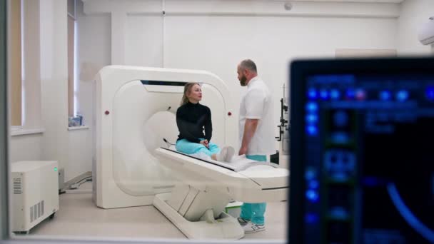 Läkare Konsulterar Patient Medicinsk Klinik Innan Röntgen Datortomografi Förfarande — Stockvideo