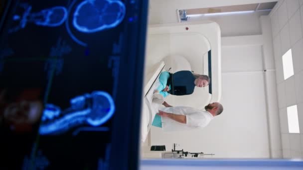 Médico Consulta Paciente Uma Clínica Médica Antes Procedimento Tomografia Computadorizada — Vídeo de Stock