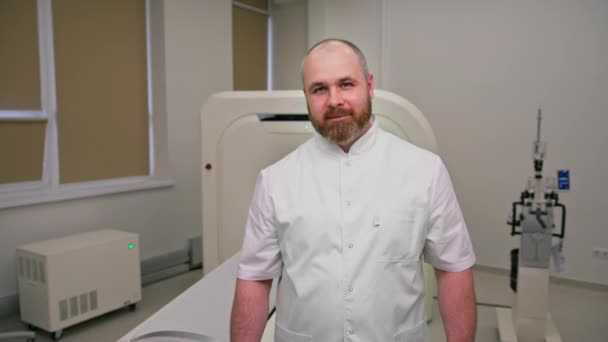 Glimlachende Bebaarde Arts Radioloog Computer Tomografie Kantoor Wachten Patiënten Voor — Stockvideo
