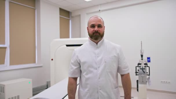本格的な髭医者Ct放射線技師コンピューター断層撮影室勤務開始前に患者を待っています — ストック動画