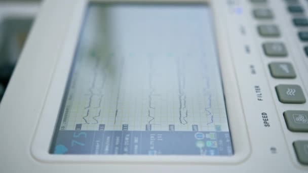 Kardiológus Azt Mutatja Képernyőn Egy Digitális Tabletta Eredmény Egy Kardiogram — Stock videók