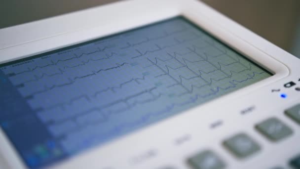 Кардиолог Показывает Экран Цифрового Планшета Результатом Кардиограммы Сердца Пациента Клинике — стоковое видео