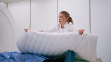 Tıbbi klinikteki profesyonel bir radyolog manyetik rezonans görüntüleme işlemi geçiren bir hastayı izler.