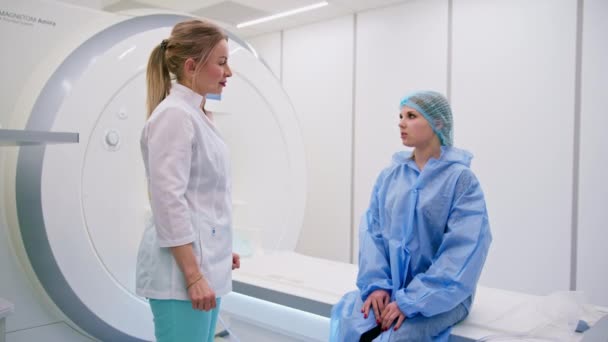 Seorang Radiolog Profesional Klinik Medis Menyarankan Pasien Sebelum Prosedur Pencitraan — Stok Video