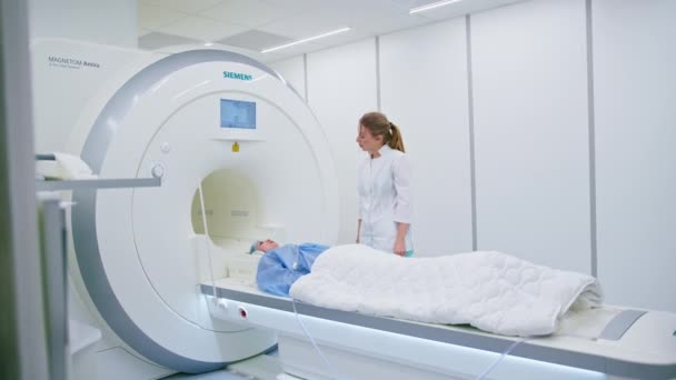 Radiologista Profissional Uma Clínica Médica Monitora Paciente Submetido Procedimento Ressonância — Vídeo de Stock