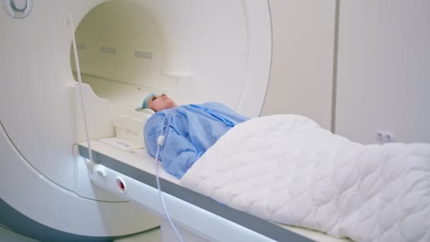 Médico Realiza Uma Ressonância Magnética Para Paciente Clínica Ressonância Magnética — Vídeo de Stock