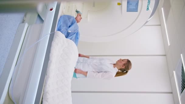 병원의한 방사선 전문의는 시술을 환자를 — 비디오