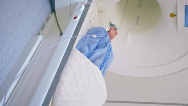 Läkaren Gör Mrt Undersökning För Patient Kliniken Magnetisk Resonanstomografi Studien — Stockvideo