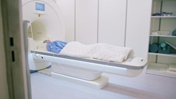 Лікар Виконує Сканування Мрт Пацієнта Клініці Магнітно Резонансна Томографія Вивченні — стокове відео