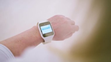 Tıbbi sağlık teknolojisi konsepti olan bir hastadan acil durum çağrısı ile doktor ya da hemşire nöbeti