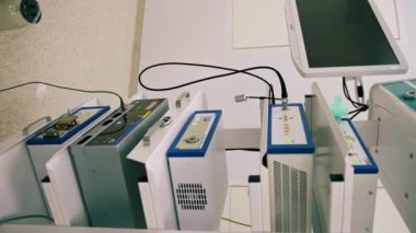 Ameliyat sırasında hastaları desteklemek için ameliyat odasındaki modern tıbbi ekipmanlar