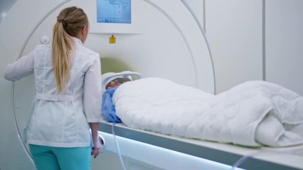 Een Professionele Radioloog Een Medische Kliniek Bewaakt Een Patiënt Die — Stockvideo