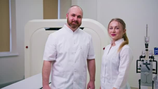 Lächelnde Und Zufriedene Ärzte Uniform Posieren Der Nähe Der Magnetresonanztomographie — Stockvideo